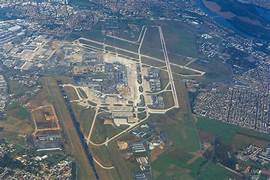 Vue aérienne d'infrastructures aéroportuaires